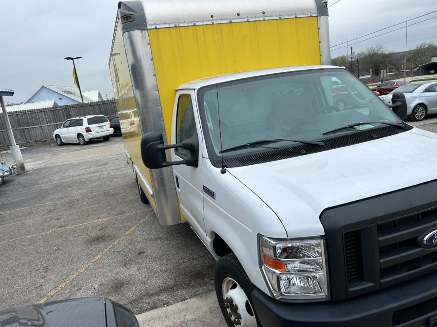 2022 White Ford Econoline E-350 Super Duty (1FDWE3FK3ND) with an 7.3LV8 OHV 16V engine, located at 1687 Business 35 S, New Braunfels, TX, 78130, (830) 625-7159, 29.655487, -98.051491 - Photo#4